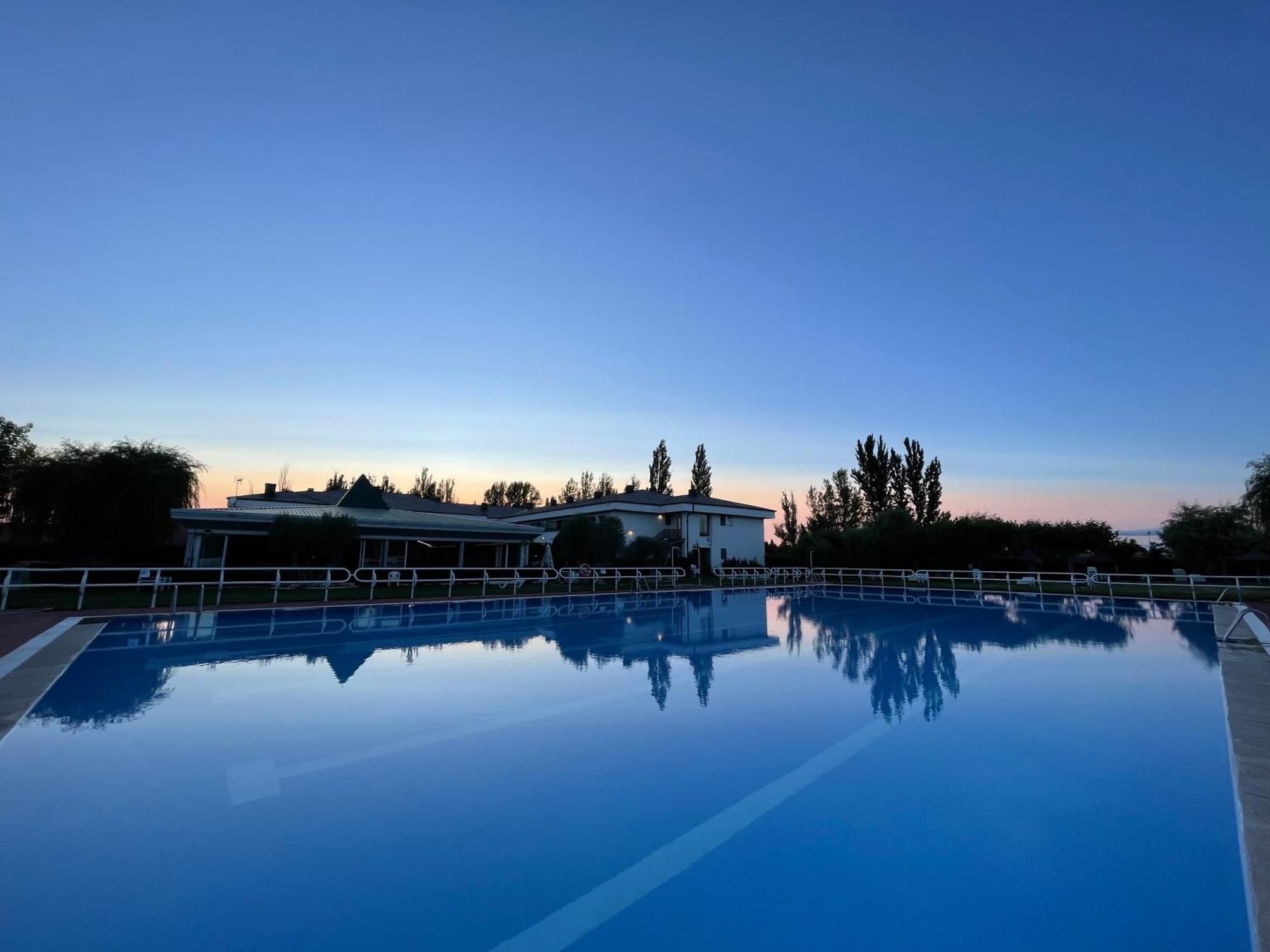Hotel Valjunco บาเลนเซีย เด ดอนควน ภายนอก รูปภาพ